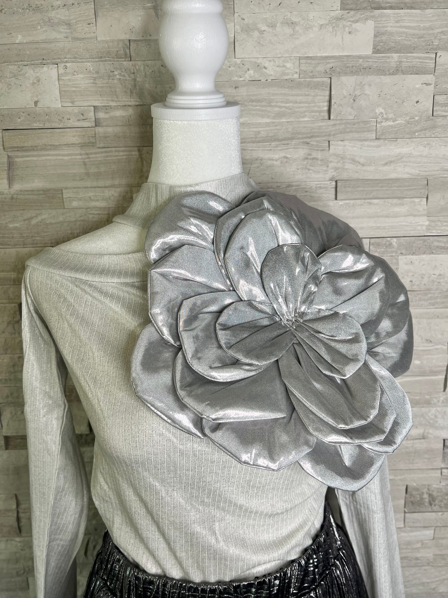 OVERSIZED FLOWER METALLIC SWEATER