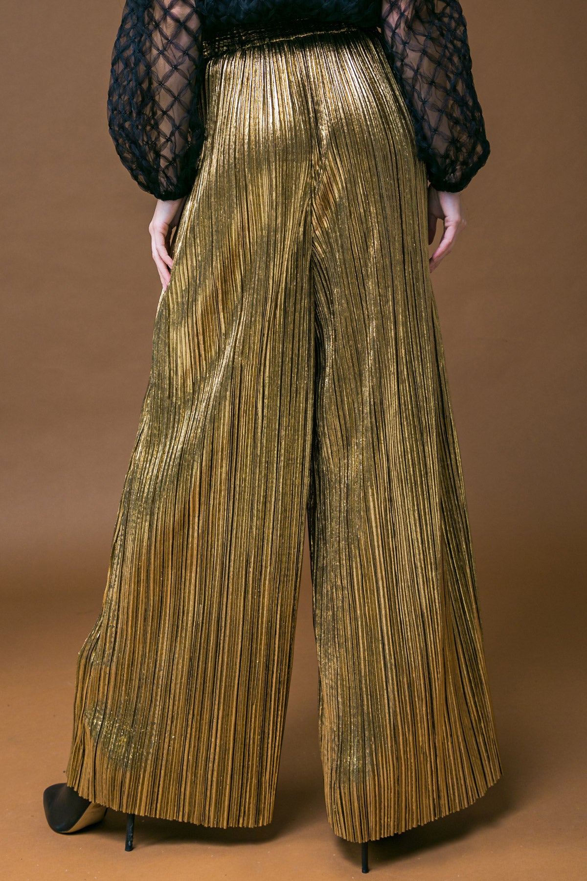 METALLIC PLEATED PANTS