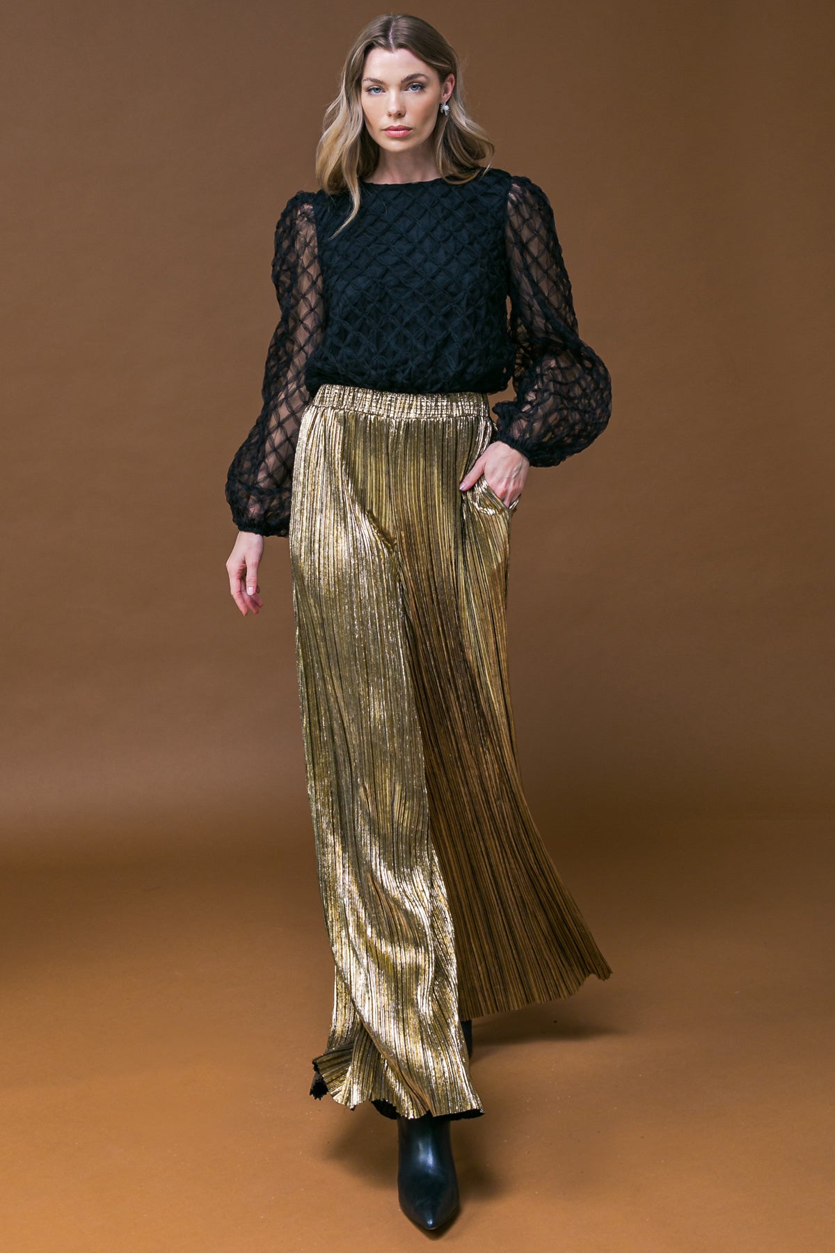 METALLIC PLEATED PANTS