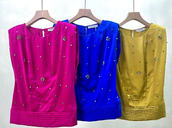 SLEEVELESS EMBELLISHED BLOUSE