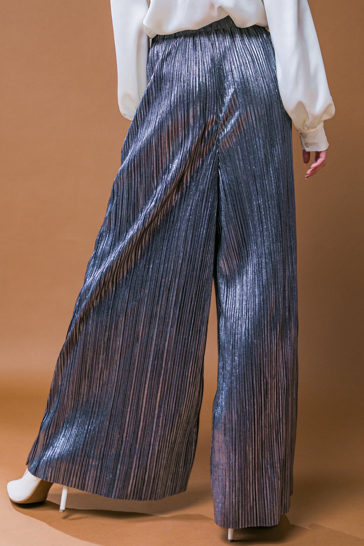 METALLIC PLEATED PANTS