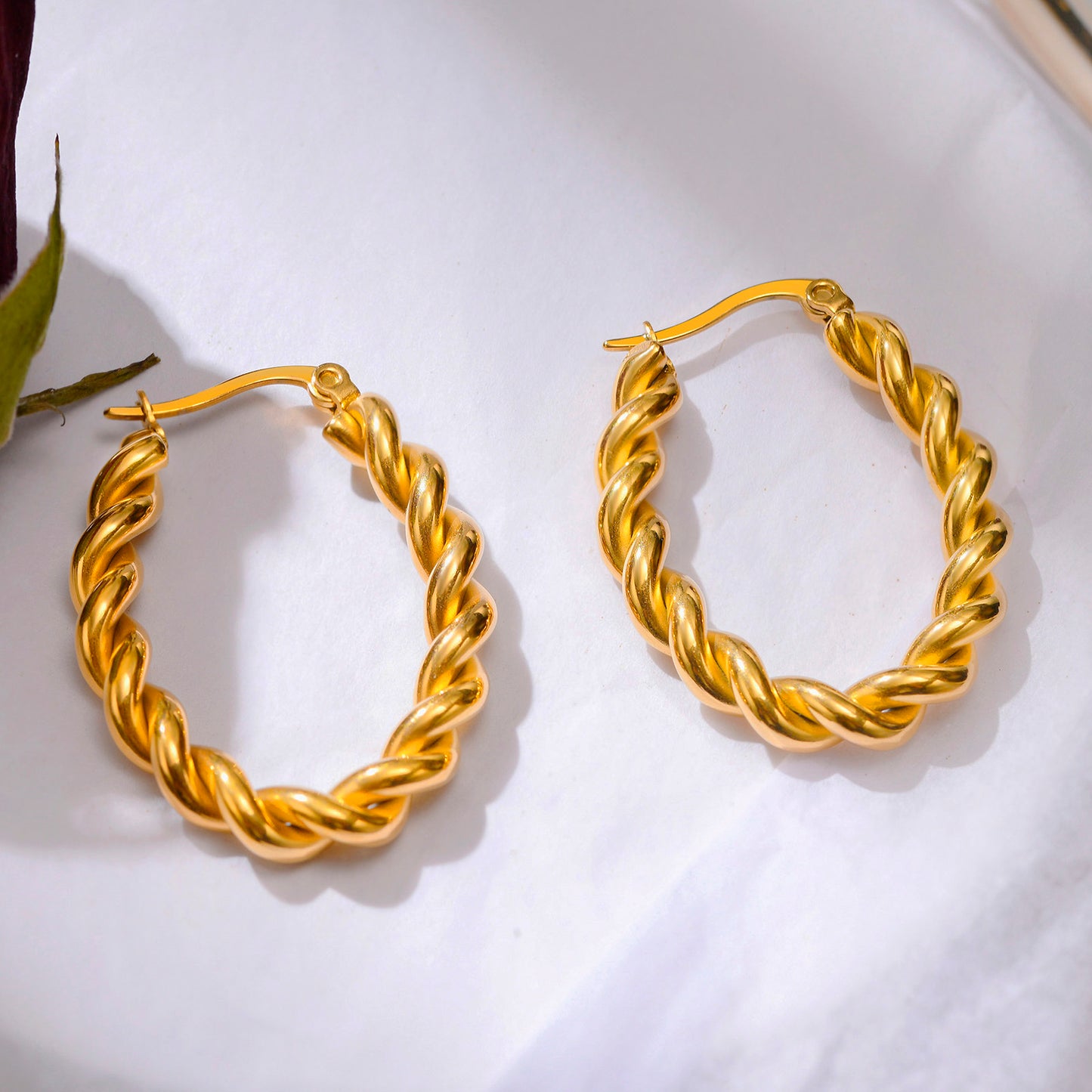 OVAL TWISTED HOOPS